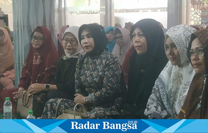  Hj Mimik Idayana dan para jamaah pengajian ,Senin (23/10) Di Masjid Al Yakin Sidoarjo .(Foto : Radarbangsa)