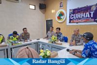 Satlantas Polres Lamongan menggelar Jumat Curhat bersama karyawan Pabrik rokok MPS KUD Tani Mulyo Lamongan, Jumat (27/10/2023)