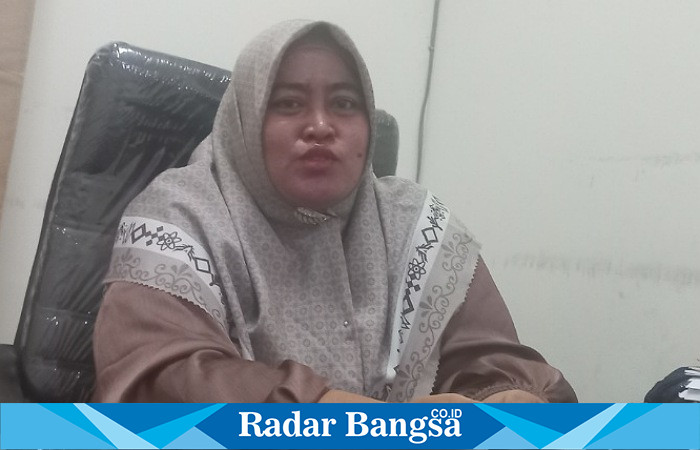 Kabid Hubungan Industri dan Jaminan Sosial Tenaga Kerja Disnaker Lamongan, Lailatul Masruroh saat beri penjelasan kepada media, Jumat (27/10) (Dok foto RadarBangsa.co.id)