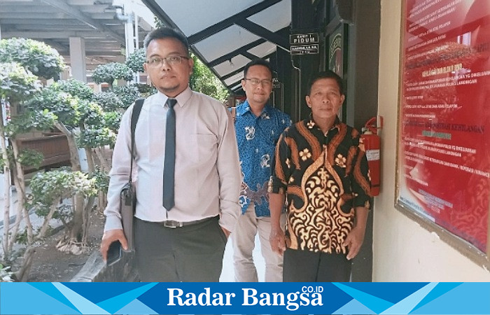 Orang tua korban Suwardi, didampingi kuasa hukum Eko Fariz Fahyudiono usai keluar dari Unit I Polres Lamongan (Dok.foto IST)