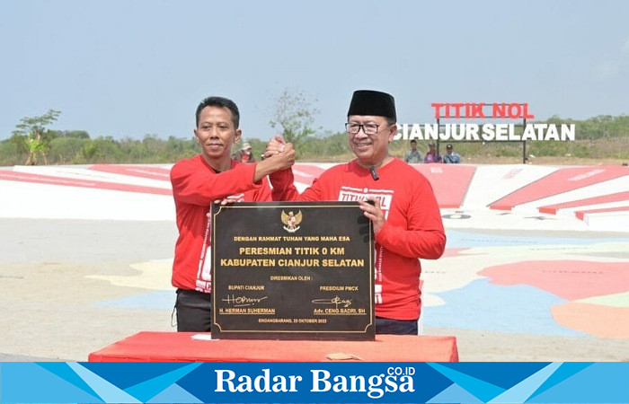 Ketua presedium Paguyuban Masyarakat Cianjur Kidul (PMCK) Ceng Badri. SH bersama bupati Cianjur H. Herman Suherman sedang memperlihatkan prasasti pencanangan titik nol kilometer kabupaten Cianjur Selatan yang telah selesai di tandatangani bersama sebagai bukti keseriusan perjuangan. (Dok photo RadarBangsa.co.id/AE Nasution)