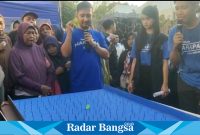 Tom Liwafa membaur bemain games bersama warga Barata Jaya (Foto : FYW)