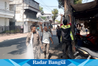 Tim Gabungan yeng terdiri dari Banwaslu, DLH dan Satuan Polisi Pamong Praja ( Satpol PP) Bondowoso melakukan Giat Operasi Gabungan Penertiban Bendera Partai Politik