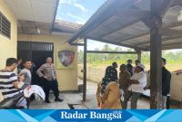 Kapolsek Pagelaran Iptu Hasbolloh saat bersama warga mengamankan pelaku penipuan Brilink. Selasa 03/12023.( dok.Darmawan/Radar Bangsa)
