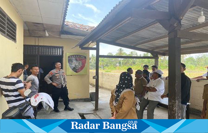 Kapolsek Pagelaran Iptu Hasbolloh saat bersama warga mengamankan pelaku penipuan Brilink. Selasa 03/12023.( dok.Darmawan/Radar Bangsa)
