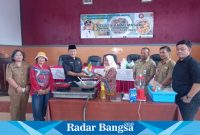 Pak Lutfi secara simbolis memberikan peralatan dan bahan pelatihan memasak (foto: Hikam)