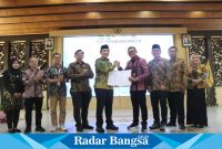 Bupati memberikan piagam penghargaan ,Jum at (27/10) di Pendopo (Foto: Radar bangsa )