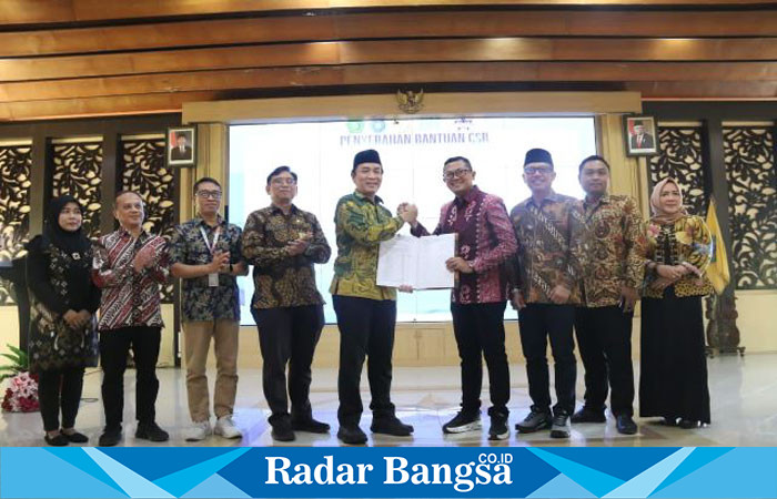 Bupati memberikan piagam penghargaan ,Jum at (27/10) di Pendopo (Foto: Radar bangsa )