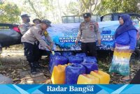 Kapolsek Cidaun AKP Munawir bersama personil sedang ngocorkan bantuan kemanusiaan berupa air bersih kepada warga masyarakat di wilayah hukum polsek Cidaun. (Dok photo RadarBangsa.co.id/AE Nasution)