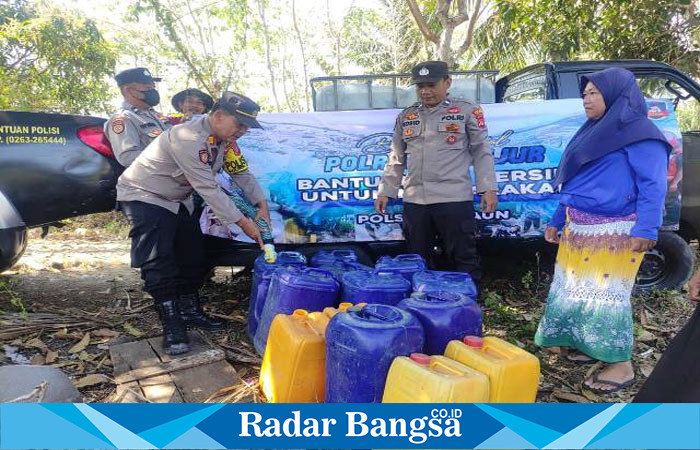 Kapolsek Cidaun AKP Munawir bersama personil sedang ngocorkan bantuan kemanusiaan berupa air bersih kepada warga masyarakat di wilayah hukum polsek Cidaun. (Dok photo RadarBangsa.co.id/AE Nasution)