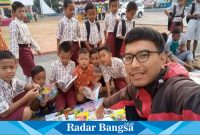 Kang Edi Ramli. SE (Kang Era) sedang ngelapak di alun-alun Sindangbarang dan di kerumuni oleh anak-anak sekolah dasar (SD) (Dok photo Istimewa)