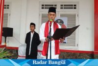 Camat Cidaun H. Koswara. S. Pd, M. Pd didampingi salah seorang santri sedang membacakan tek pidato bupati Cianjur H. Herman Suherman saat memimpin upacara memperingati Hari Santri Nasional (HSN) Tahun 2023. (Dok photo RadarBangsa.co.id/AE Nasution)