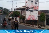 Satuan polisi pamong praja (Satpol PP) Cidaun dibawah komando Kasi Trantib baru Kusnadi sedang menurunkan Alat Peraga Sosial APS/Alat Peraga Kampanye salah satu partai di pertigaan jalan Cidaun. (Dok photo RadarBangsa.co.id/AE Nasution)