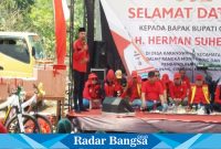 Kepala desa Karangwangi, kecamatan Cidaun, kabupaten Cianjur, provinsi Jawa Barat Tarna sedang menyampaikan sambutan atas kunjungan silaturrahim bupati H. Hèrman Suherman bersama rombongan. (Dok photo RadarBangsa.co.id/AE Nasution)