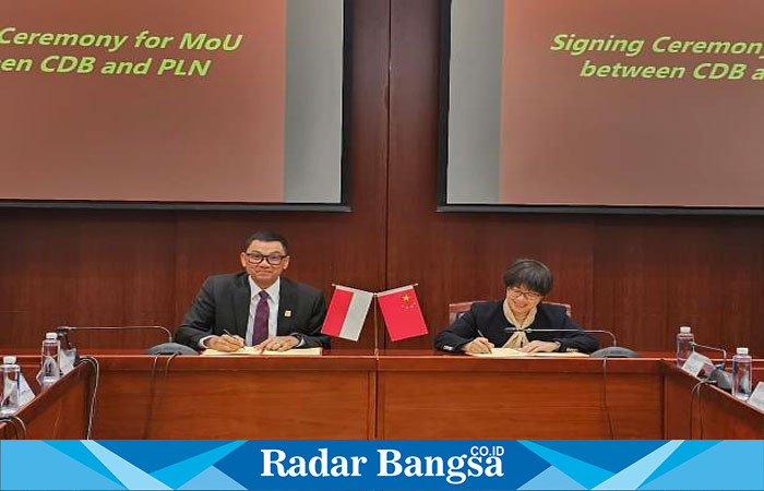 Penandatanganan Memorandum of Understanding (MoU) oleh Direktur Utama PLN Darmawan Prasodjo (kiri) dan  President of CDB Xiamen Branch, Zeng Liqing (kanan) di kantor pusat CDB, Beijing, China, pada Senin (16/10).