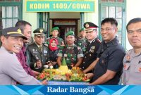 Kapolres Gowa, AKBP R.T.S Simanjuntak, S.H., S.I.K., M.M., M.I.K., didampingi Ketua Bhayangkari Cabang Gowa, Ny Lidya Reonald bersama dengan para Pejabat Utama dan Perwira Polres Gowa, memberikan kejutan istimewa kepada Kodim 1409/Gowa (Dok foto ISt)