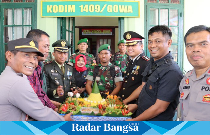 Kapolres Gowa, AKBP R.T.S Simanjuntak, S.H., S.I.K., M.M., M.I.K., didampingi Ketua Bhayangkari Cabang Gowa, Ny Lidya Reonald bersama dengan para Pejabat Utama dan Perwira Polres Gowa, memberikan kejutan istimewa kepada Kodim 1409/Gowa (Dok foto ISt)