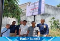 Tim penyidik penyidik DPJ Jatim ll Saat menyita aset ,Selasa (17/10) di Gresik (Foto: Radarbangsa)