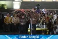 Presiden Republik Indonesia Joko Widodo saat membuka gelaran acara Istana Berbatik di Istana Negara, Jakarta, Minggu (1/10).