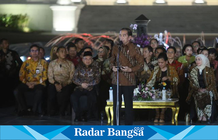 Presiden Republik Indonesia Joko Widodo saat membuka gelaran acara Istana Berbatik di Istana Negara, Jakarta, Minggu (1/10).