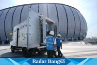 Petugas PLN memastikan keandalan Uniterruptible Power Supply (UPS) yang akan digunakan di Jakarta International Stadium saat gelaran FIFA World Cup U17 yang digelar 11-24 November 2023 mendatang. (IST)