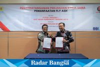 Penandatanganan Perjanjian Kerja Sama (PKS) terkait pemanfaatan Fly Ash and Bottom Ash (FABA) yang dihasilkan oleh PLTU Tanjung Jati B menjadi bahan baku beton antara General Manager PLN UIK Tanjung Jati B, Hari Cahyono (kanan) dan Direktur Utama PT Adhi Persada Beton, Harimawan (kiri) di Jepara pada Senin (9/10).