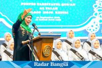 Gubernur Jatim, Khofifah Indar Parawansa saat menghadiri Haflah dan Wisuda Khotmil Qur’an di Pondok Pesantren Tarbiyatul Qur’an Al Falah, Ploso, Kediri