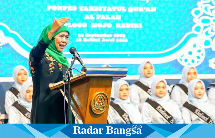 Gubernur Jatim, Khofifah Indar Parawansa saat menghadiri Haflah dan Wisuda Khotmil Qur’an di Pondok Pesantren Tarbiyatul Qur’an Al Falah, Ploso, Kediri