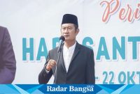 Bupati Lamongan Yuhronur Efendi saat memimpin peringatan Hari Santri Nasional 2023 di Halaman Pemerintah Kabupaten Lamongan, Minggu (22/10/2023). 