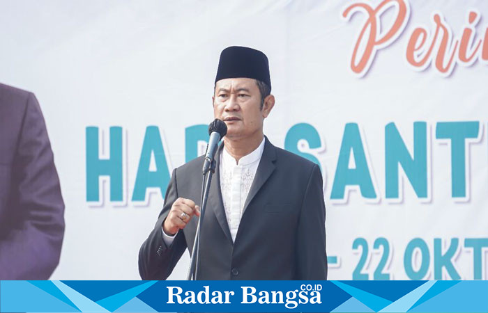 Bupati Lamongan Yuhronur Efendi saat memimpin peringatan Hari Santri Nasional 2023 di Halaman Pemerintah Kabupaten Lamongan, Minggu (22/10/2023). 