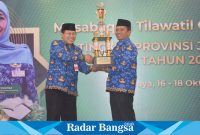 Asisten Administrasi Umum Sekretariat Daerah Provinsi Jawa Timur Akhmad Jazuli saat menyerahakan penghargaan kepada Ketua Dewan Pengurus KORPRI Lamongan, Moch. Nalikan, Rabu (18/10) di Gedung Badan Kepegawaian Daerah Provinsi Jawa Timur (Dok foto Istimewa)