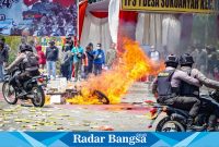 Polres Lamongan menggelar peragaan Sistem Penanganan Kota (Sispamkota) Operasi Mantap Brata Semeru 2023/2024, di Alun-Alun Kabupaten Lamongan, Rabu (18/10/2023).