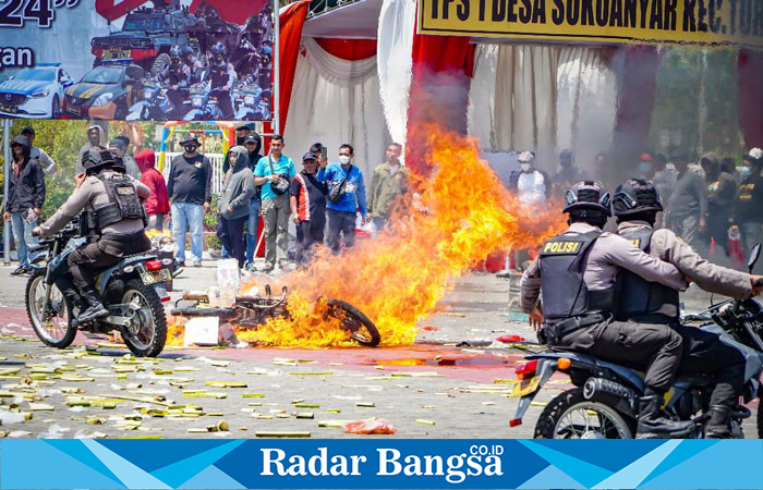 Polres Lamongan menggelar peragaan Sistem Penanganan Kota (Sispamkota) Operasi Mantap Brata Semeru 2023/2024, di Alun-Alun Kabupaten Lamongan, Rabu (18/10/2023).