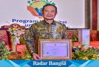 Bupati Lamongan Yuhronur Efendi saat menerima penghargaan Pembina program kampung iklim  tahun 2023. diserahkan langsung oleh Menteri Kementerian Lingkungan Hidup dan Kehutanan  Republik Indonesia Siti Nurbaya, Selasa (24/10) di gedung Manggala Wanabakti.