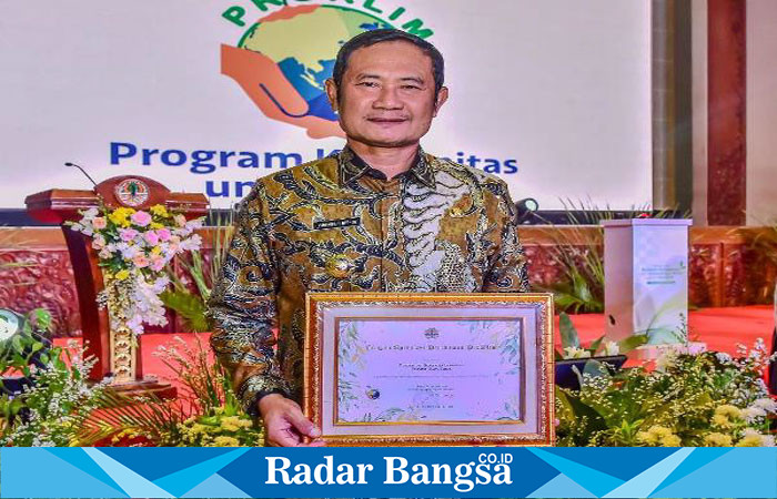 Bupati Lamongan Yuhronur Efendi saat menerima penghargaan Pembina program kampung iklim  tahun 2023. diserahkan langsung oleh Menteri Kementerian Lingkungan Hidup dan Kehutanan  Republik Indonesia Siti Nurbaya, Selasa (24/10) di gedung Manggala Wanabakti.