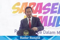 Bupati Lamongan Yuhronur Efendi saat bertindak sebagai inspektur upacara peringatan Hari Sumpah Pemuda 2023, Sabtu (28/10) di Alun-Alun Lamongan.