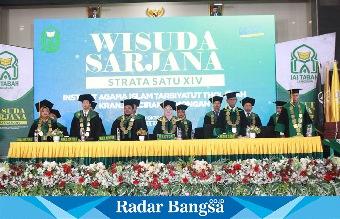 Rapat senat terbuka wisuda program Sarjana Strata Satu XIV, di Auditorium Pondok Pesantren Tarbiyatut Tholabah, Kranji, Kecamatan Paciran, Lamongan, Ahad (29/10/2023).