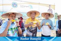 Wakil Bupati Lamongan Abdul Rouf dan Sekda Lamongan saat membuka Festival Buah Latukan, Minggu (8/10) di Lapangan Desa Latukan.