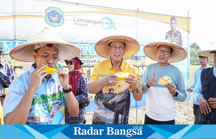 Wakil Bupati Lamongan Abdul Rouf dan Sekda Lamongan saat membuka Festival Buah Latukan, Minggu (8/10) di Lapangan Desa Latukan.