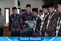 Bupati yang akrab disapa Pak Yes usai menyerahkan 9 tiket Umroh kepada 9 Kafilah penerima medali emas dalam kegiatan penyambutan Kafilah Kabupaten Lamongan, Senin (9/10) di Pendopo Lokatantra.
