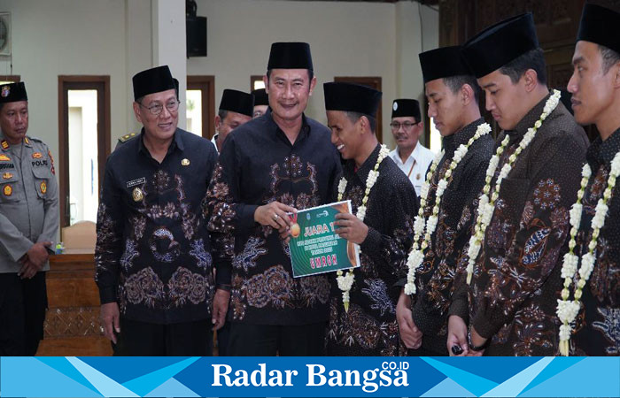 Bupati yang akrab disapa Pak Yes usai menyerahkan 9 tiket Umroh kepada 9 Kafilah penerima medali emas dalam kegiatan penyambutan Kafilah Kabupaten Lamongan, Senin (9/10) di Pendopo Lokatantra.
