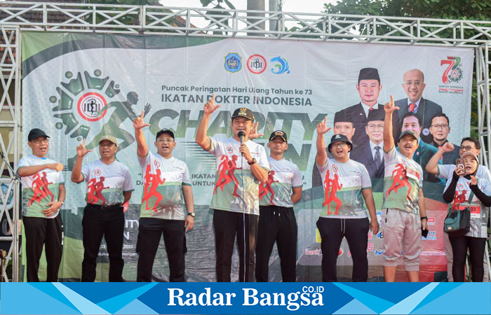 Bupati Lamongan Yuhronur Efendi saat membuka IDI Charity Run 2023