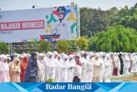  Masyarakat Lumajang dan jajaran pemerintah daerah, saat mengerjakan Shalat Istisqa secara berjamaah, di alun alun Lumajang, Jum'at (27/10). (Dok Kominfo Lmj, for Riyaman).