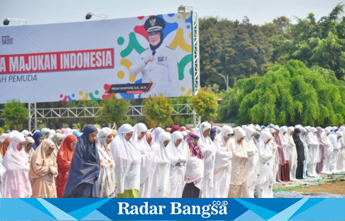  Masyarakat Lumajang dan jajaran pemerintah daerah, saat mengerjakan Shalat Istisqa secara berjamaah, di alun alun Lumajang, Jum'at (27/10). (Dok Kominfo Lmj, for Riyaman).