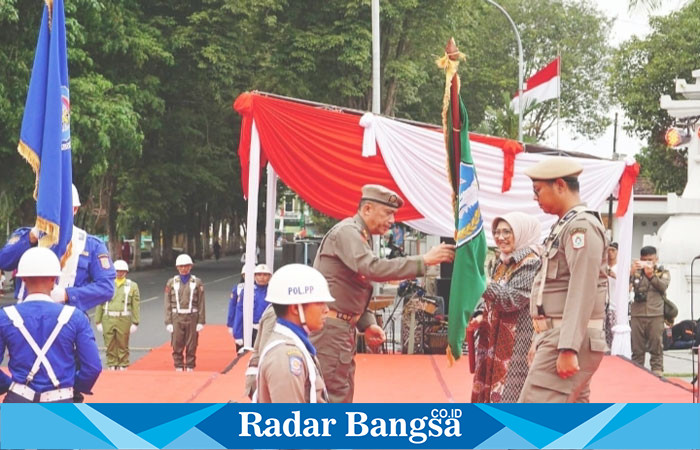 Saat PJ. Bupati Lumajang Sambut Kedatangan Kirab Pataka Jer Basuki Mawa Beya, Kamis (05/10) sore. (Dok Kominfo Lmj, for Riyaman).