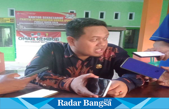 Kepala Desa Babakan, Moch. Rifal Andrianto, SE, ketika dikonfirmasi sejumlah awak media di kantor desanya, Kamis sore (19/10). (Dok Riyaman).