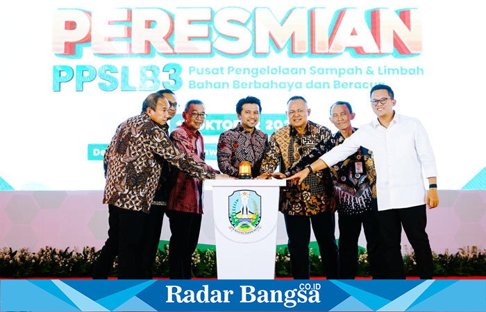  Wagub Jatim, Emil Elestianto Dardak saat meresmikan PPSLB3 yang dikelola PJL di Desa Cendoro, Dawarblando, Mojokerto