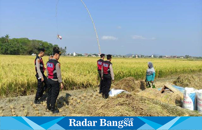 Jajaran Personil Polres Pringsewu saat memberikan himbauan kepada masyarakat khususnya petani paska panen. (Dok.Hms for Darmawan/Radar Bangsa)