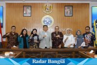 Rektor Unair, Prof Mohammad Nasih bersama 7 guru besar baru