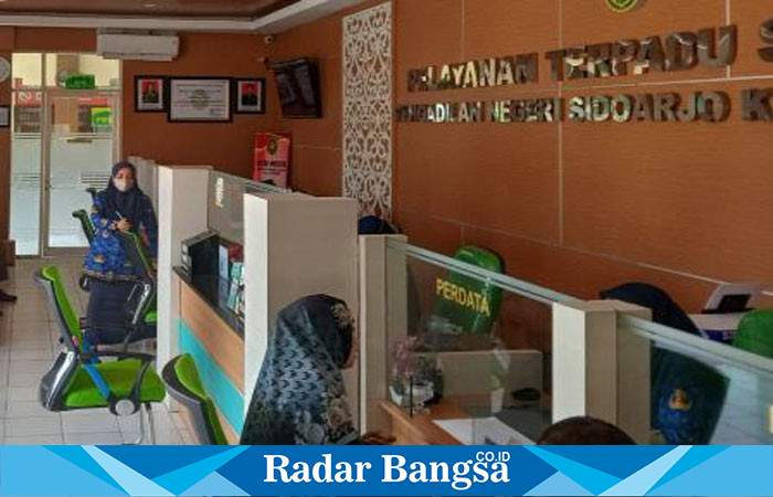 Janda Polisi mencari keadilan , Senin (2/10) di Pengadilan Sidoarjo (Foto:Radar bangsa)